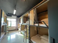 Oni's Meow Hostel (Wanshou Palace Bayi Hall)