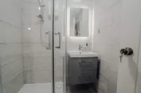 Free Parking Spacious 2BR Sleeps 5 - Families & Contractors - Condos