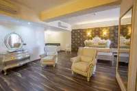 Azka Hotel - Pools