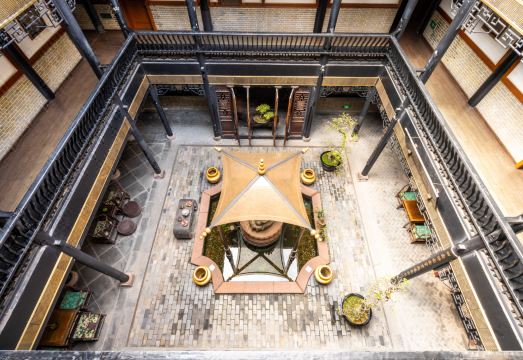 불교 테마 호텔 로비