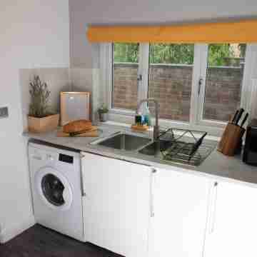 Charming 2-Bedroom Town House - Short Walk from the Station Rooms