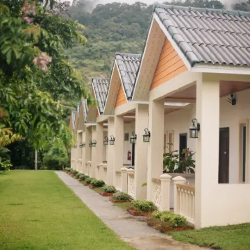 Dreamz Village Hotel berhampiran Black Sand Beach