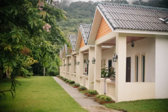 TC Garden Resort Отели рядом с достопримечательностью «Блэк- Сэнд- Бич»