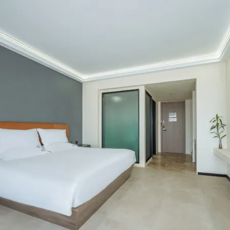 Jiashan Qingguo Business Hotel (RT Mart Sports Center Store)