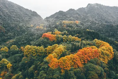 Thunder Cave Smoke Cloud. Starry Sky Camp Hoteles cerca de Leidong Plain