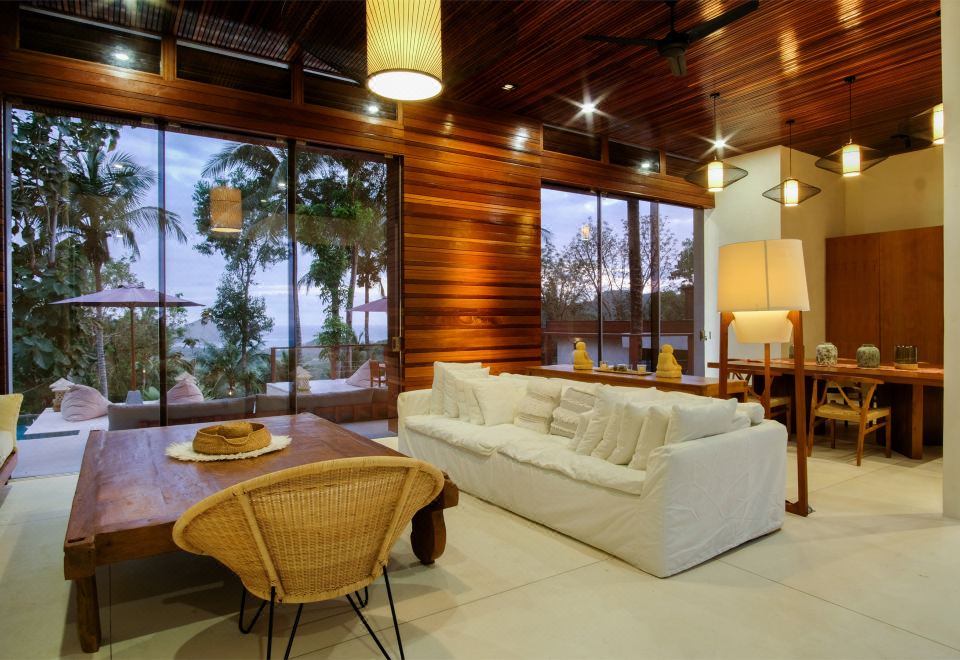 EM 힐 에스테이트의 야외 수영장과 주변 환경