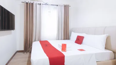 RedDoorz Plus @ Cuarto Verde Staycation Hoteles cerca de International Electronics and Technical Institute,Inc, Campus Las Piñas