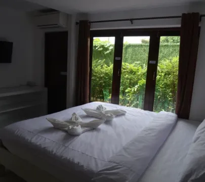 อพาร์ตเมนต์แบบสององนอน พร้อมวิวสวนหย่อม