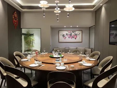 Four Seasons Fashion Hotel Отели рядом с достопримечательностью «Huaihua Sports Center Comprehensive Gymnasium»