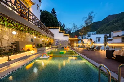 Floral Lux Hotel · Yuelan Mountain Hotel (Huangshan Scenic Area Transfer Center Branch) Отели рядом с достопримечательностью «Пунг-Бридж»