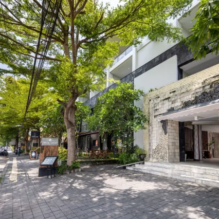 Taksu Sanur Hotel Отели рядом с достопримечательностью «Пляж Пенджембак»