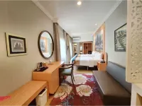 Ramada Suites by Wyndham Solo