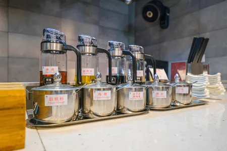 Ruishe Hotel (Xintian City Plaza, Licheng) Отели рядом с достопримечательностью «Suyan Temple»