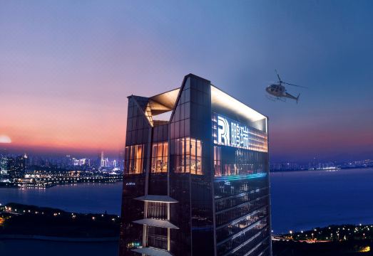 래플스 선전의 고급스러운 객실 또는 라운지 전경