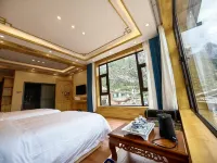 The Humane Inn in Tejī