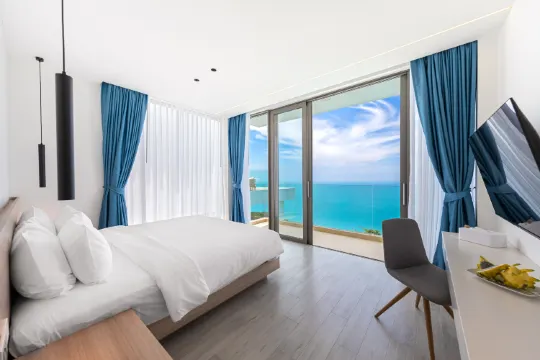 วิลล่าสมัยใหม่ 5 ห้องนอน พร้อมสระว่ายน้ำ