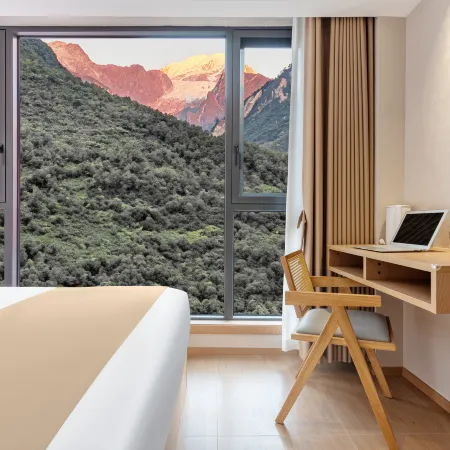 Wen Ruo Gongga No.1 Scenic Courtyard