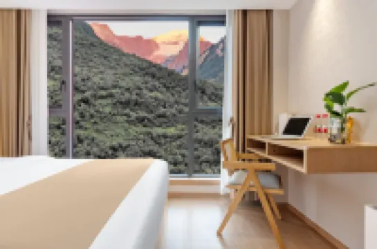 Wen Ruo Gongga No.1 Scenic Courtyard