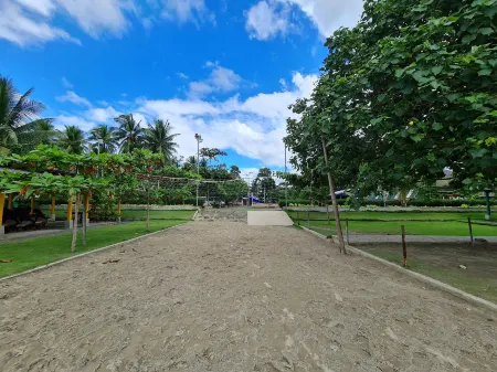 Tambayan Rooms & Cottages by SMS Hospitality Отели в г. Лобок