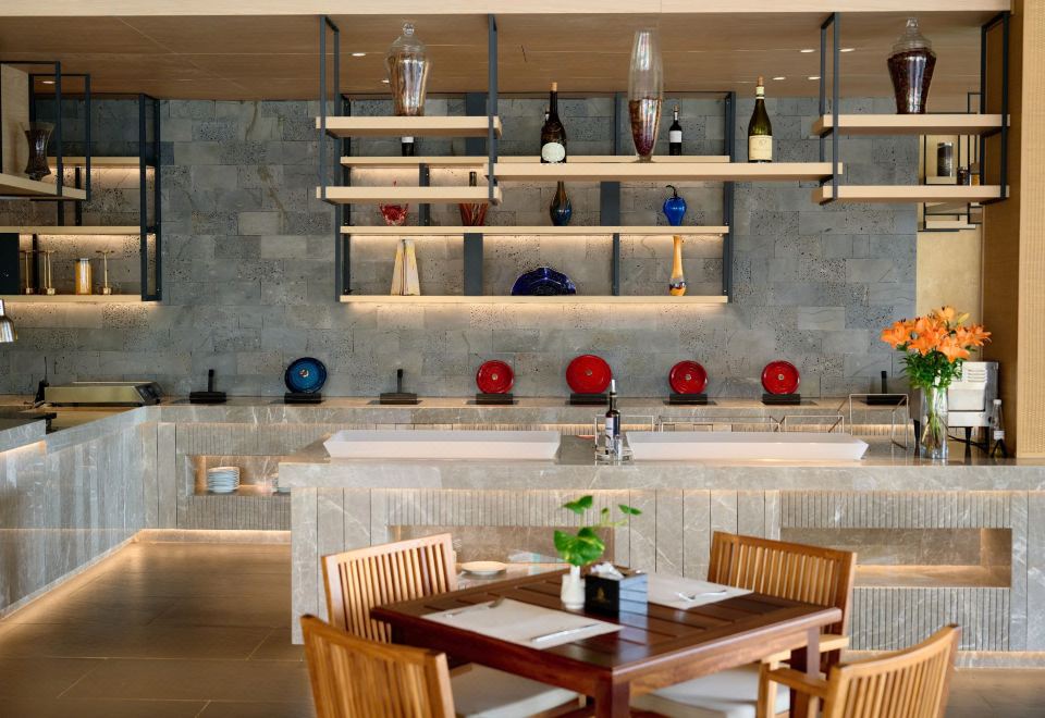 깟바 아일랜드 리조트의 이국적인 건물 외관