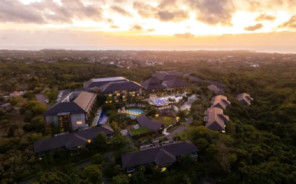 Renaissance Bali Nusa Dua Resort Отели рядом с достопримечательностью «Пляж Саванган»