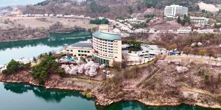 Cheongpung Resort Lake Hotel