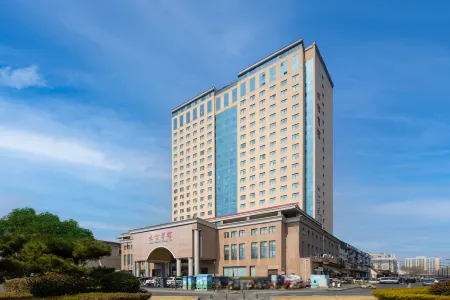 Luoyang Friendship Hotel (Peony Square Metro Station) Отели рядом с достопримечательностью «Хэнаньский университет науки и техники (Канъюаньский район)»