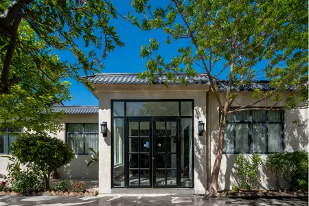 Floral Hotel·Chunyuanli Hotel Отели рядом с достопримечательностью «Xiangshan Temple»