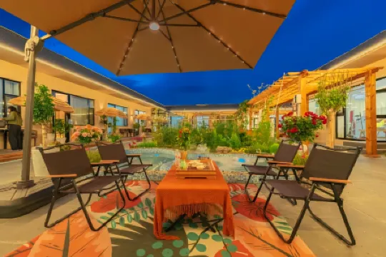 Flowers Bloom in the Western Regions homestay