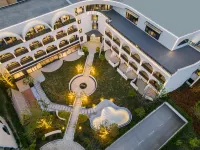 Anji Yinmo Resort Hotel - Hello Kitty Theme Park Отели рядом с достопримечательностью «Международный торговый город»