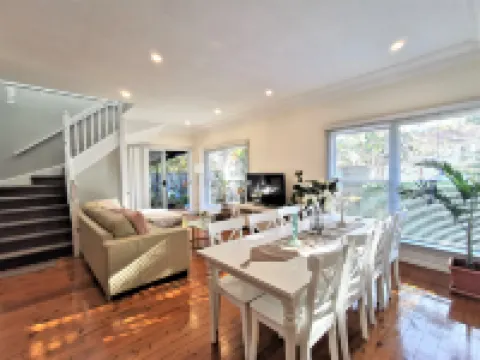 Sydney Meets Miranda, Comfy 4 Bedroom home,7 beds Hotels in Miranda