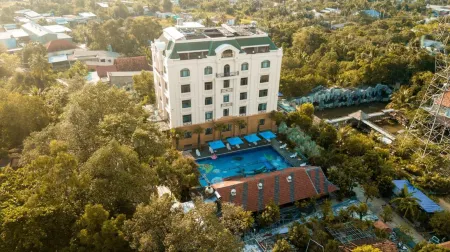 Golden Emerald Resort Отели в г. Chanh Nghia