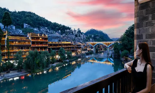Fenghuang Jinshuian River View Hotel