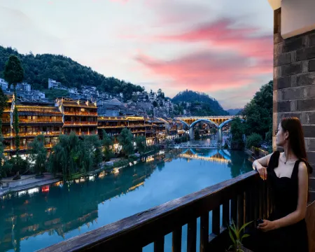 Fenghuang Jinshuian River View Hotel โรงแรมในเฟิ่งหวง