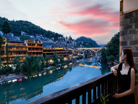 Fenghuang Jinshuian River View Hotel