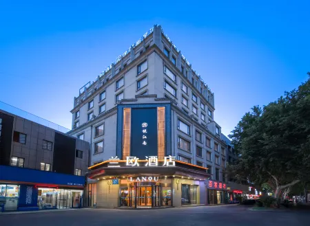 LANOU Hotel (Zhenjiang Xijin Ferry Railway Station)‌ Отели рядом с достопримечательностью «the First Spring Under Heaven»