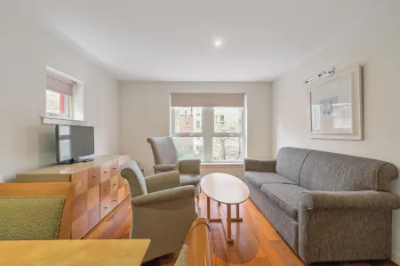 Holyrood Aparthotel Отели рядом с достопримечательностью «Данбарс Клоуз»