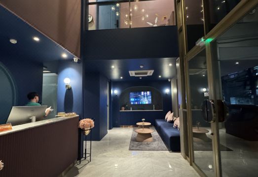 ARNI HER 호텔 로비 디자인