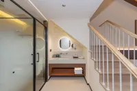 Quxiang Yazhu Chufeng Courtyard Homestay (Jiuge Alley) - พร้อมระเบียง