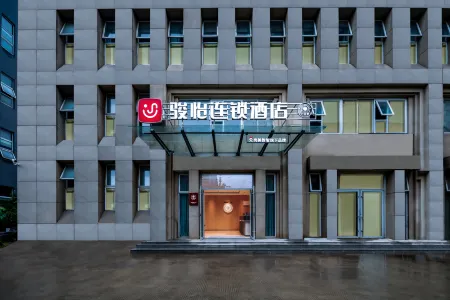 Junyi Chain Hotel (Suqian Sucheng Gengche E-commerce Industrial Park) Отели рядом с достопримечательностью «Suqian Industry Secondary Specialized School»
