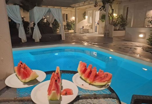 앰비언스 스위트의 아름다운 야외 수영장