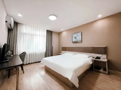 Huayi Hotel (Harbin CapitaLand Airport Bus Station) Отели рядом с достопримечательностью «Tian Jiabing Gymnasium»