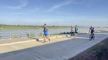 รูปภาพของนกฮูกริมโขง · Green House