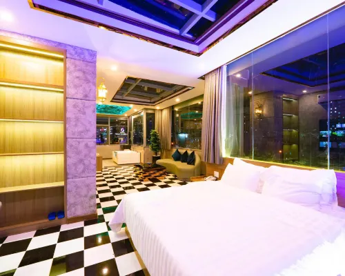 LUXURY Hotel Pham Van Dong 平 Triệu 站附近的飯店