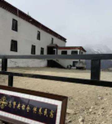 Laigu Glacier Gaozan Yangqiecang Retreat Homestay