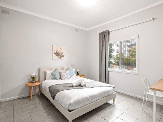 Your Relaxing Stay – Central Location, Close to Train & Shops