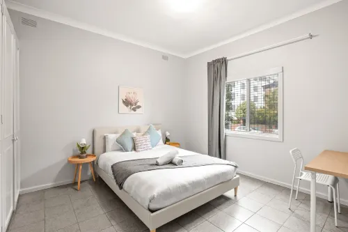 Your Relaxing Stay – Central Location, Close to Train & Shops