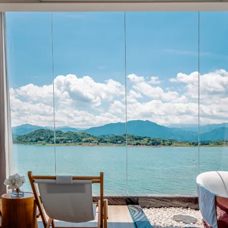 The mountain and the water embrace the Pleasant Bay Homestay