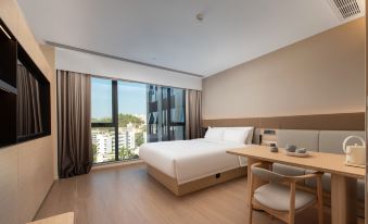 Zhuhai Luxe Hotel 【Gongbei Port & High-speed Rail Station, Xiangzhou District】
