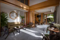 Yue·Seventeen | Panoramic Lijiang Old Town View · Golden Mountain Sunrise · Garden Coffee Guesthouse - Inns